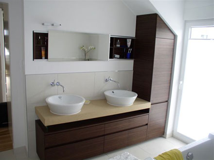Moderne Badezimmerausstattung mit Waschbecken